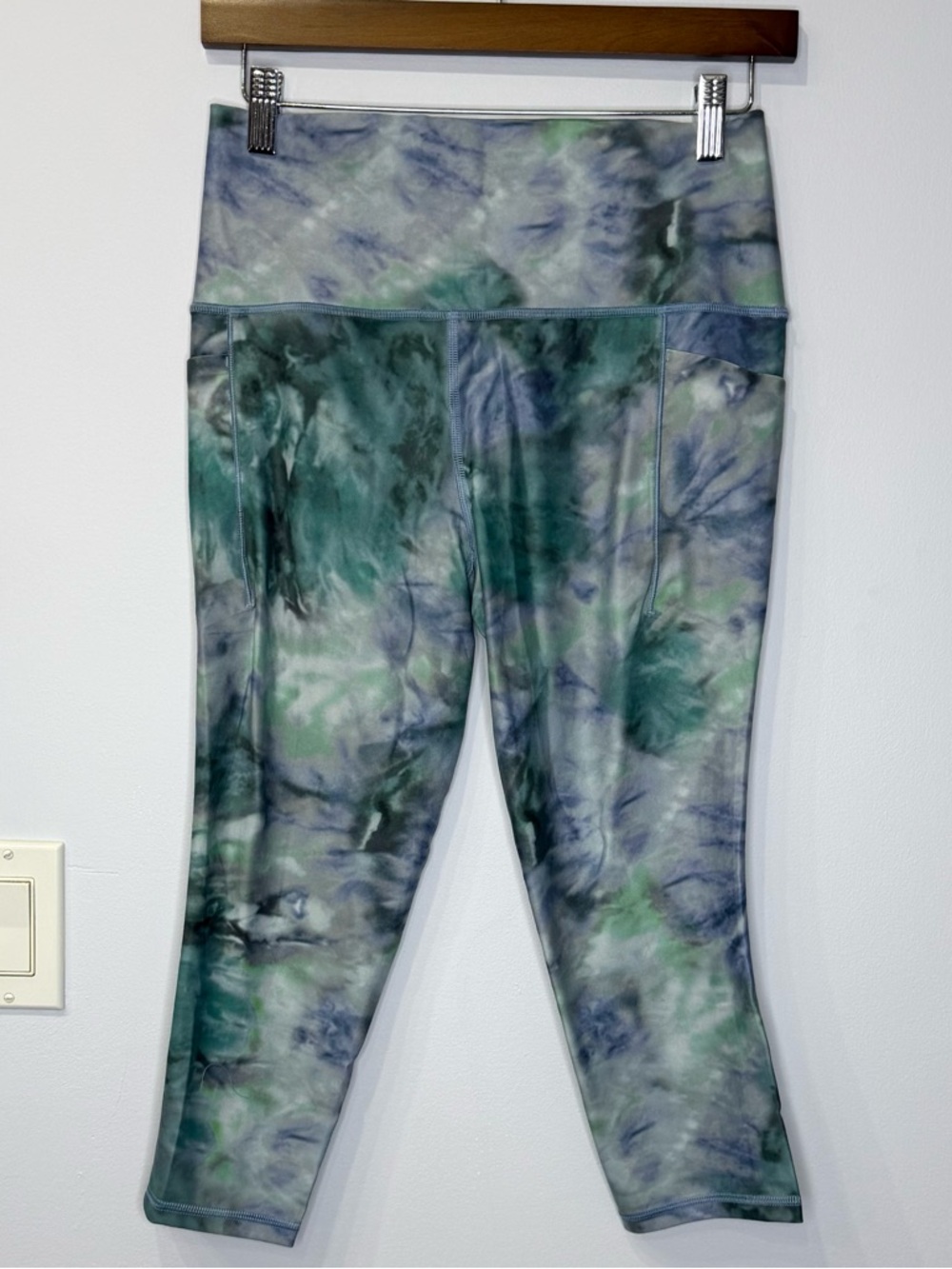 Athleta women’s medium Tie-Dye Green & Blue Active Capri Leggings. Like new!
